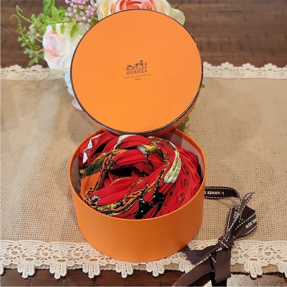 ๐๐SOLD๐๐ Authentic Hermes pleated silk scarf with box - Picture 2 of 7